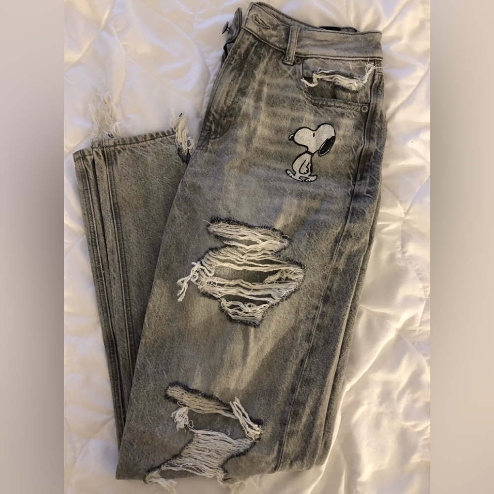 NWOT American Eagle x Peanuts Snoopy Mom Jeans - Picture 3 of 7